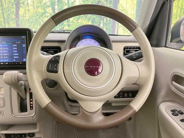 �C���e���A�ɍ��킹���f�U�C���̃X�e�A�����O�́A�^�]�������̂��Ƃ��l���A�^�]���₷���`��A�傫���ł��B�����x�A���ۂɐG���Ă��m���߂��������B