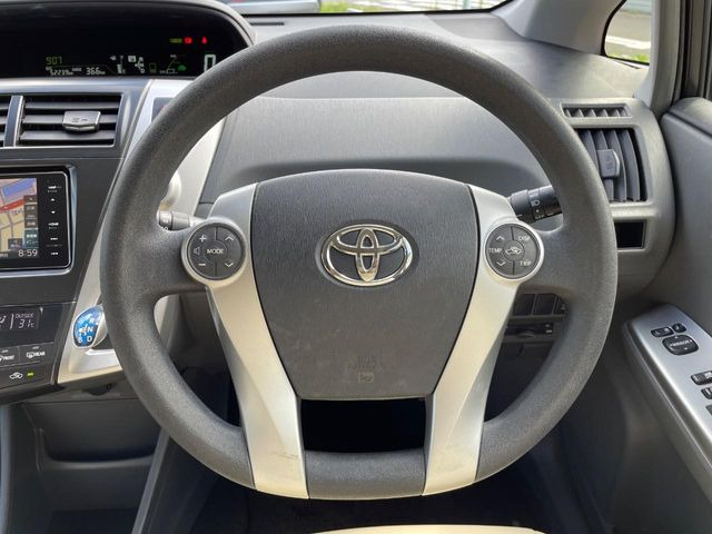 �C���e���A�ɍ��킹���f�U�C���̃X�e�A�����O�́A�^�]�������̂��Ƃ��l���A�^�]���₷���`��A�傫���ł��B�����x�A���ۂɐG���Ă��m���߂��������B