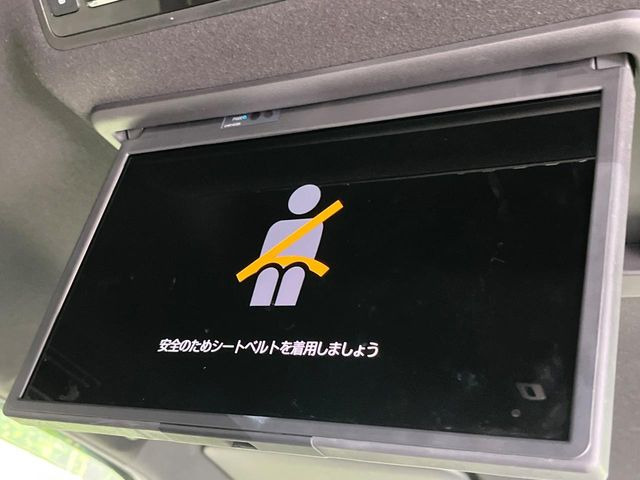 【14型有機ELフリップダウン】三列目からでも迫力のエンタメが観れる大画面フリップダウン。有機ELのモニターでは、一般的なフリップダウンよりも高コントラストでキレイな映像を楽しめます。
