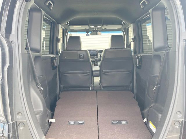 後席を格納すると、これだけの広さが!シーンに合わせたシートアレンジで、大きな荷物も積むことが出来ます♪