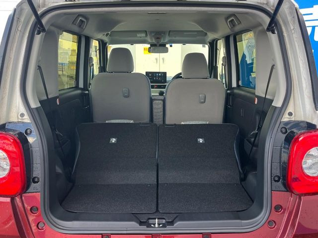 普段のお買い物や通勤、送迎等に十分な荷室スペースを確保しております。セカンドシートを倒すと、大きな荷物の積載も可能です♪