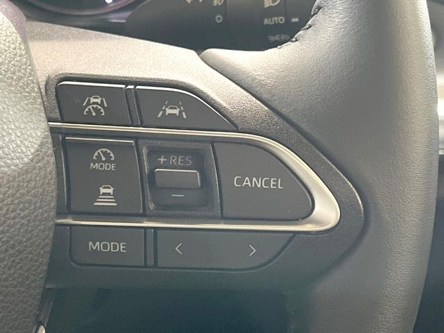 【レーダークルーズコントロール】高速道路での長距離走行が楽に!!自動で速度を保つクルーズコントロールが、衝突軽減システムと連携し、前方の車両を感知して車間を保つように速度調節してくれます!!