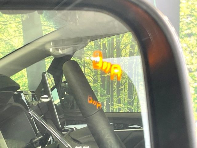 【ブラインドスポットワーニング】走行中、ドアミラーの死角になりやすい箇所に後続車が接近するとサイドミラー付近に警告を表示、ドライバーに注意喚起をしてくれます。