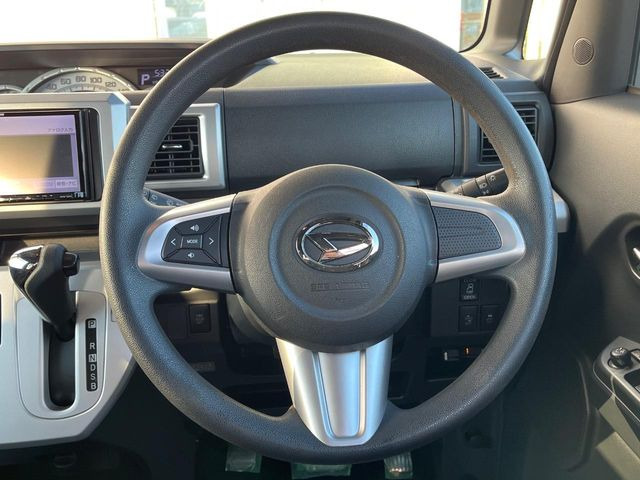 �C���e���A�ɍ��킹���f�U�C���̃X�e�A�����O�́A�^�]�������̂��Ƃ��l���A�^�]���₷���`��A�傫���ł��B�����x�A���ۂɐG���Ă��m���߂��������B