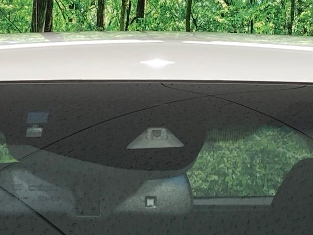 【ホンダセンシング】走行中に前方の車両等を認識し、衝突しそうな時は警報とブレーキで衝突回避と被害軽減をアシスト。より安全にドライブをお楽しみいただけます。