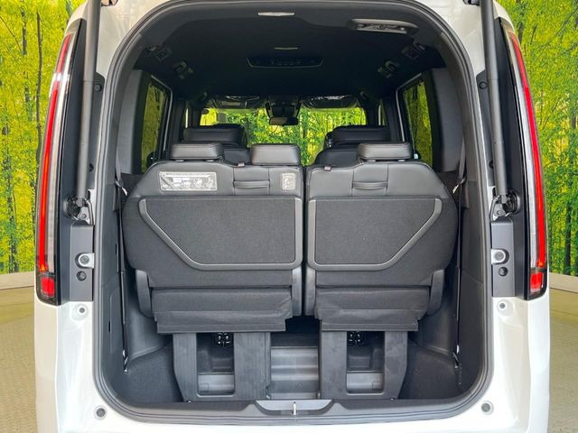 積み下ろしのしやすいデッキにはたっぷりと荷物を積み込んでいただけます。遊びから仕事まで、様々なシーンで頼れます♪