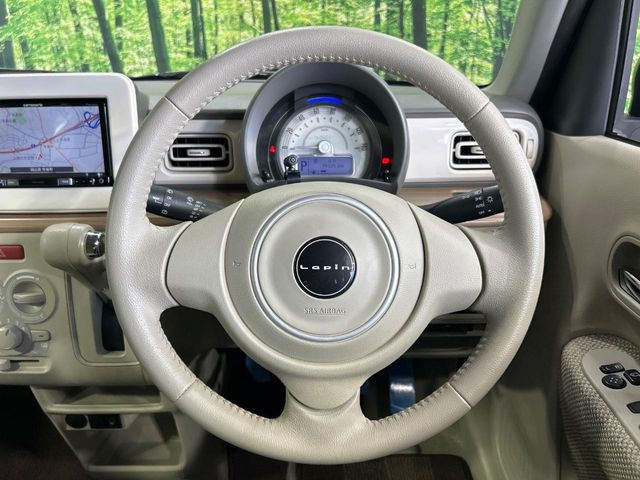 �C���e���A�ɍ��킹���f�U�C���̃X�e�A�����O�́A�^�]�������̂��Ƃ��l���A�^�]���₷���`��A�傫���ł��B�����x�A���ۂɐG���Ă��m���߂��������B