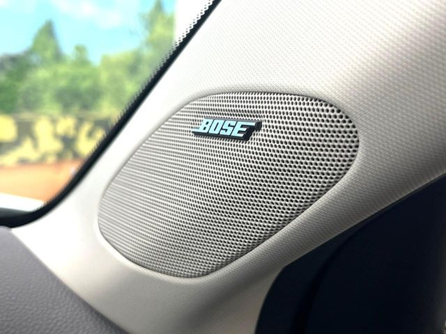 【BOSEサウンドシステム】メーカーオプションの高品位サウンドシステムを搭載。専用のチューニングが施された大小様々なスピーカーから良質なサウンドが奏でられ、臨場感あふれる音響空間を演出します。