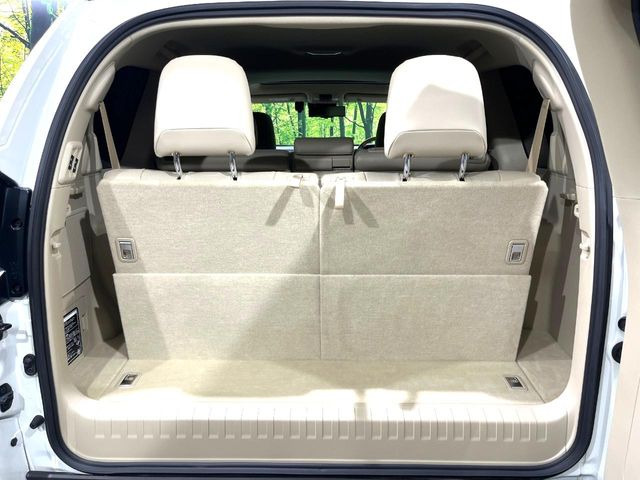 普段のお買い物や通勤、送迎等に十分な荷室スペースを確保しております。サードシートを倒すと、大きな荷物の積載も可能です♪