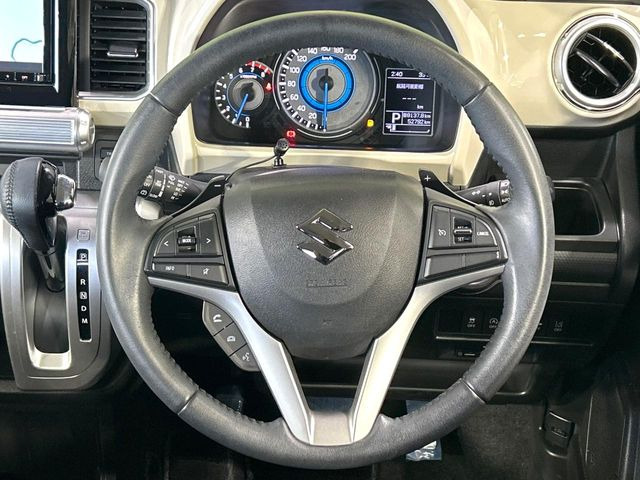 �C���e���A�ɍ��킹���f�U�C���̃X�e�A�����O�́A�^�]�������̂��Ƃ��l���A�^�]���₷���`��A�傫���ł��B�����x�A���ۂɐG���Ă��m���߂��������B