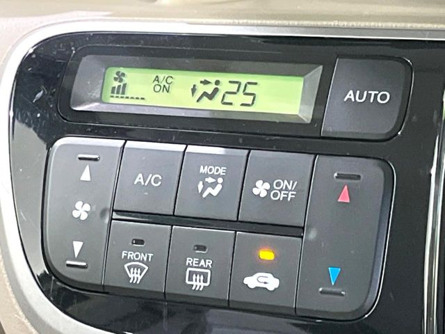 【オートエアコン】一度お好みの温度に設定すれば、車内の温度を検知し風量や温度を自動で調整。暑い&hellip;寒い&hellip;と何度もスイッチ操作をする必要はありません。快適な車内空間には必須の機能ですね♪