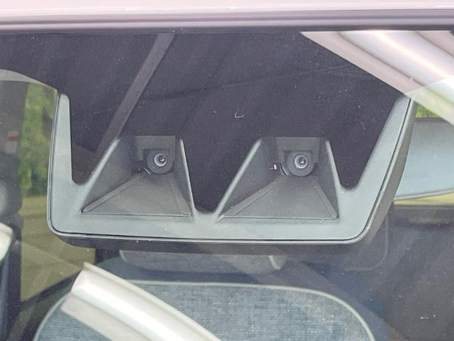 【スマートアシスト】走行中に前方の車両等を認識し、衝突しそうな時は警報とブレーキで衝突回避と被害軽減をアシスト。より安全にドライブをお楽しみいただけます。