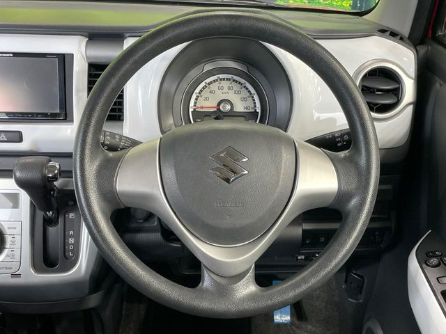 インテリアに合わせたデザインのステアリングは、運転される方のことも考え、運転しやすい形状、大きさです。是非一度、実際に触ってお確かめください。