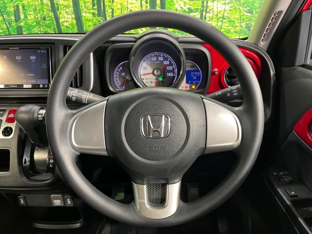 �C���e���A�ɍ��킹���f�U�C���̃X�e�A�����O�́A�^�]�������̂��Ƃ��l���A�^�]���₷���`��A�傫���ł��B�����x�A���ۂɐG���Ă��m���߂��������B