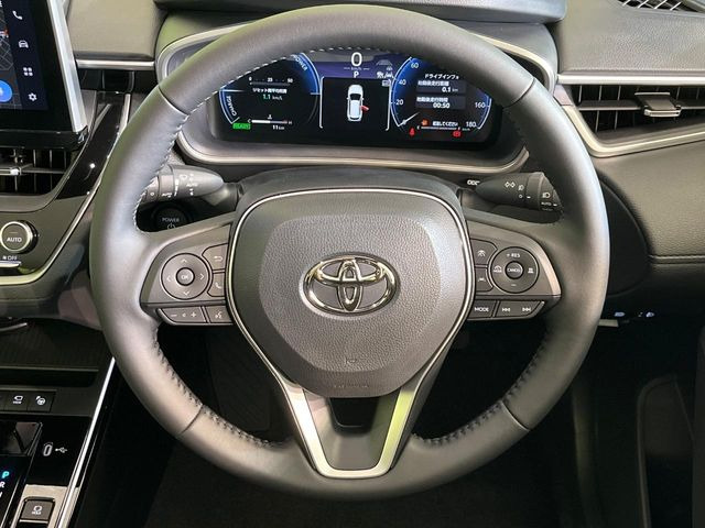 �C���e���A�ɍ��킹���f�U�C���̃X�e�A�����O�́A�^�]�������̂��Ƃ��l���A�^�]���₷���`��A�傫���ł��B�����x�A���ۂɐG���Ă��m���߂��������B