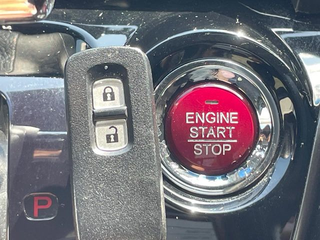 �yHonda�X�}�[�g�L�[�z�J�o����|�P�b�g�ɓ��ꂽ�܂܂ł��h�A�̎{���E�������\�ȃX�}�[�g�L�[�𑕔��B�G���W���̃I���E�I�t�����J�M�����o���K�v����������Ƃ��Ă��֗��ł���