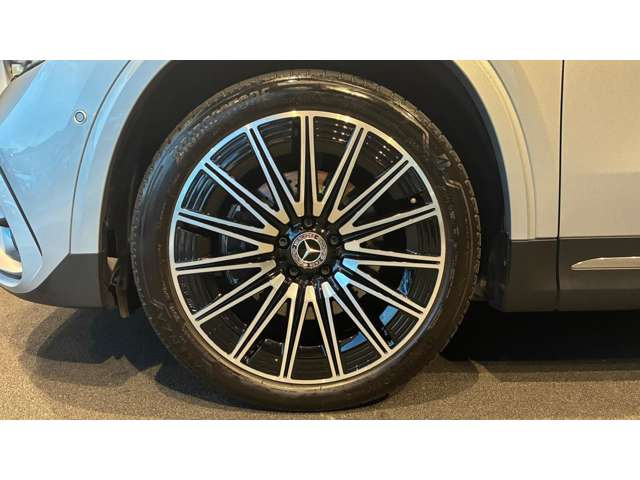 GLAクラスGLA200d 4マチック AMGラインパッケージ 4WD