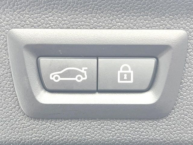●電動リアゲート:ワンタッチでリアゲートの開閉ができ、荷物などで両手が塞がっている状態でも簡単に開閉ができる便利機能です。