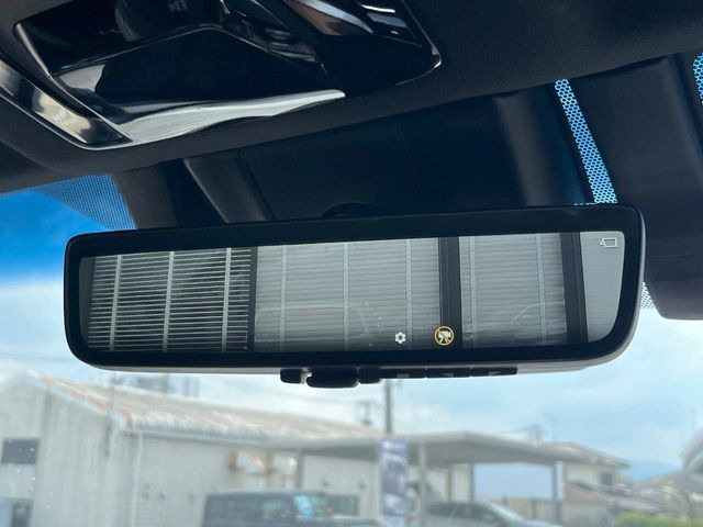 【デジタルインナーミラー】後席の大きな荷物や同乗者で後方が確認しづらい時でも安心!カメラが撮影した車両後方の映像をルームミラー内に表示。クリアな視界で状況の確認が可能です!