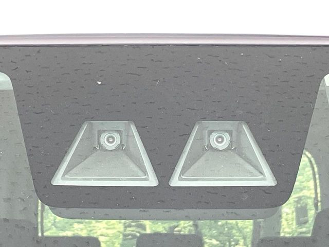 【スマートアシスト】走行中に前方の車両等を認識し、衝突しそうな時は警報とブレーキで衝突回避と被害軽減をアシスト。より安全にドライブをお楽しみいただけます。