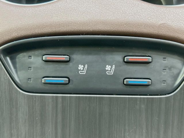 【シートヒーター&ベンチレーション】夏場は涼しい風でお尻や背中の熱やムレを防ぎ、冬はエアコンよりも早く温まってポカポカに!季節を問わず快適に過ごせます。