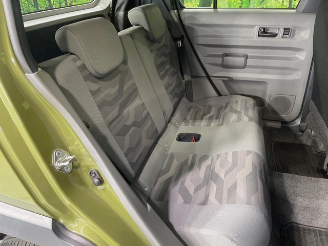 後部座席も気になるようなキズ・汚れやへたり等、大きなダメージはなく、良好な状態です。