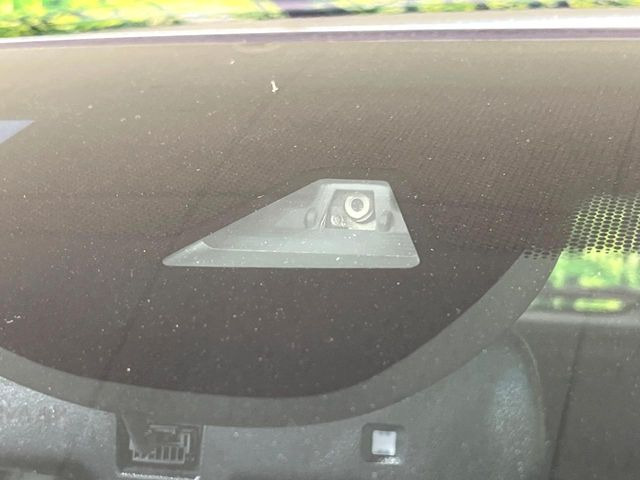 【ホンダセンシング】走行中に前方の車両等を認識し、衝突しそうな時は警報とブレーキで衝突回避と被害軽減をアシスト。より安全にドライブをお楽しみいただけます。