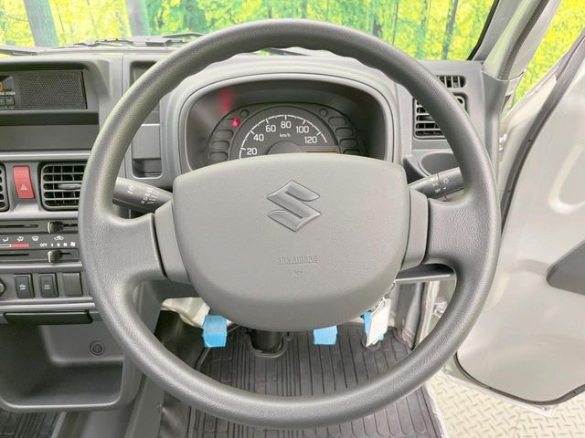 �C���e���A�ɍ��킹���f�U�C���̃X�e�A�����O�́A�^�]�������̂��Ƃ��l���A�^�]���₷���`��A�傫���ł��B�����x�A���ۂɐG���Ă��m���߂��������B