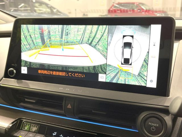 【パノラミックビューモニター】専用のカメラにより、上から見下ろしたような視点で360度クルマの周囲を確認することができます☆死角部分も確認しやすく、狭い場所での切り返しや駐車もスムーズに行えます。