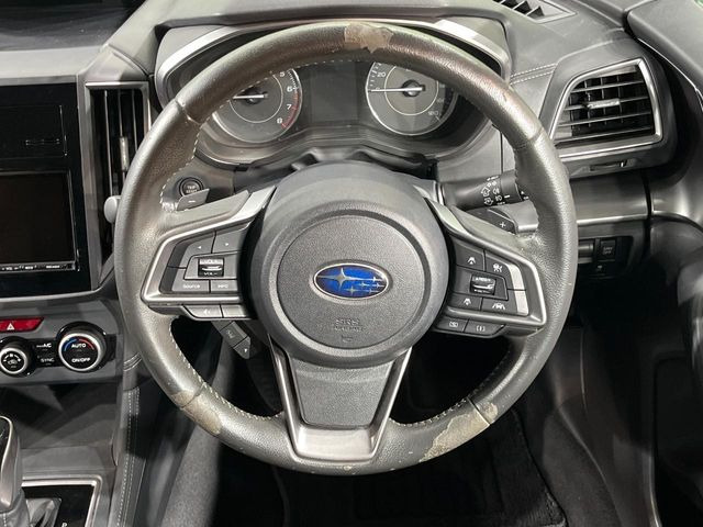 �C���e���A�ɍ��킹���f�U�C���̃X�e�A�����O�́A�^�]�������̂��Ƃ��l���A�^�]���₷���`��A�傫���ł��B�����x�A���ۂɐG���Ă��m���߂��������B