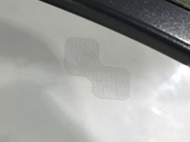 【ブラインドスポットモニタリング】走行中、ドアミラーの死角になりやすい箇所に後続車が接近するとサイドミラー付近に警告を表示、ドライバーに注意喚起をしてくれます。