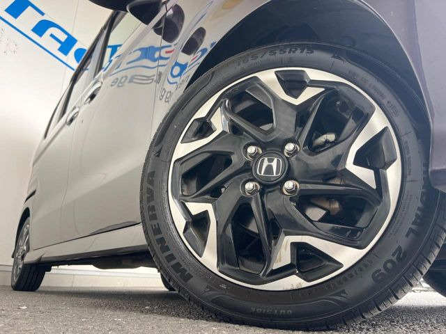 【純正15インチアルミホイール】外観にマッチした純正アルミホイールを装着しております。各種社外アルミホイールや、スタッドレスタイヤも取扱いしております。是非ご相談ください♪