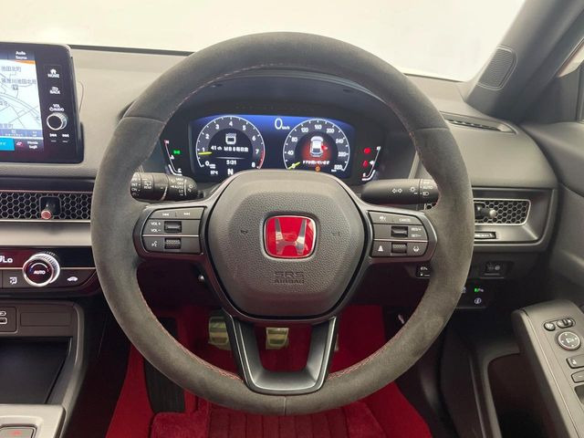 �C���e���A�ɍ��킹���f�U�C���̃X�e�A�����O�́A�^�]�������̂��Ƃ��l���A�^�]���₷���`��A�傫���ł��B�����x�A���ۂɐG���Ă��m���߂��������B