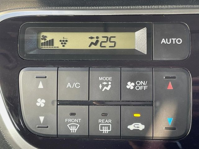 便利なキーレス&プッシュスタートシステム♪この電子キーを携帯しているだけで簡単にエンジンの始動やドアの解錠、施錠が可能です!また万が一の時も安心なエンジンイモビライザーもついてます!