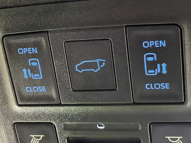 【パワーバックドア】スマートキーや運転席のボタンを押すだけでリアゲートが自動で開閉します!荷物を持っている時や、高い位置にあるバックドアを閉める際に便利な機能です♪