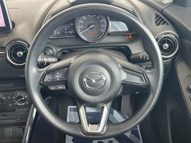 インテリアに合わせたデザインのステアリングは、運転される方のことも考え、運転しやすい形状、大きさです。是非一度、実際に触ってお確かめください。