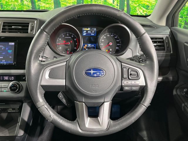 �C���e���A�ɍ��킹���f�U�C���̃X�e�A�����O�́A�^�]�������̂��Ƃ��l���A�^�]���₷���`��A�傫���ł��B�����x�A���ۂɐG���Ă��m���߂��������B
