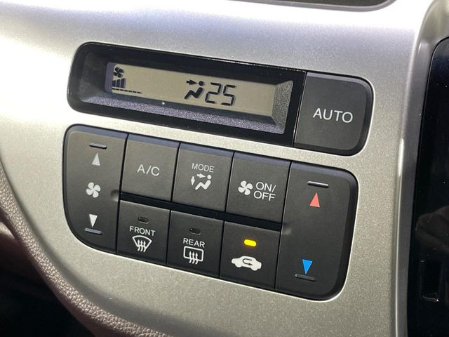 【オートエアコン】一度お好みの温度に設定すれば、車内の温度を検知し風量や温度を自動で調整。暑い&hellip;寒い&hellip;と何度もスイッチ操作をする必要はありません。快適な車内空間には必須の機能ですね♪