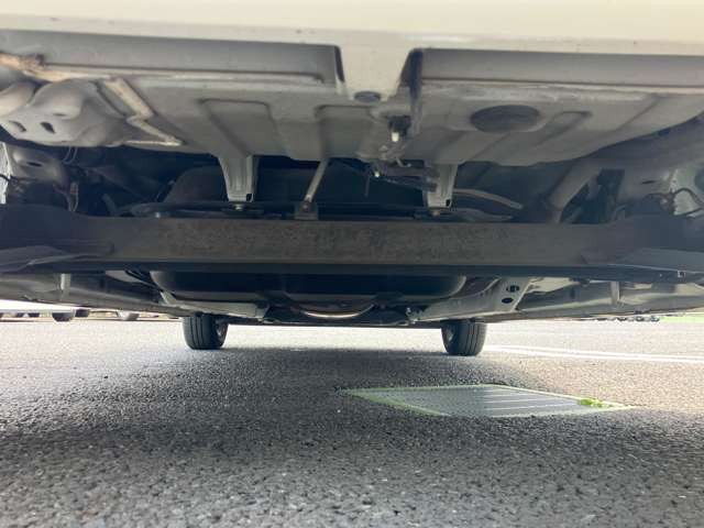 下廻りもとてもキレイな状態です、長くお乗り頂けるよう弊社はサビ腐食のない車両を厳選仕入れしています!