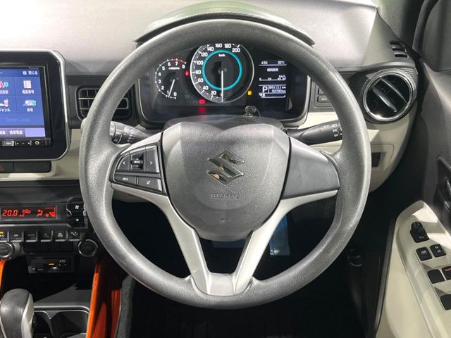 �C���e���A�ɍ��킹���f�U�C���̃X�e�A�����O�́A�^�]�������̂��Ƃ��l���A�^�]���₷���`��A�傫���ł��B�����x�A���ۂɐG���Ă��m���߂��������B