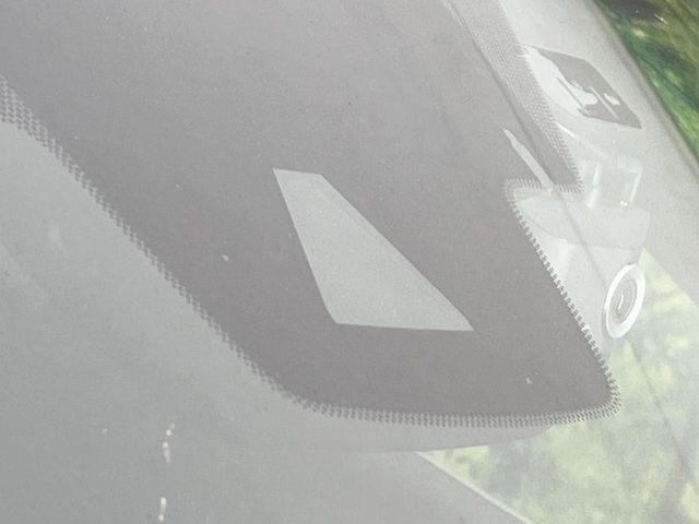 【プリクラッシュセーフティ】前方の車両等を検知し、衝突しそうな時は警報で注意を促し、ブレーキを踏む力をサポート。ブレーキを踏めなかった場合は衝突被害軽減ブレーキが作動、衝突回避をサポートします。
