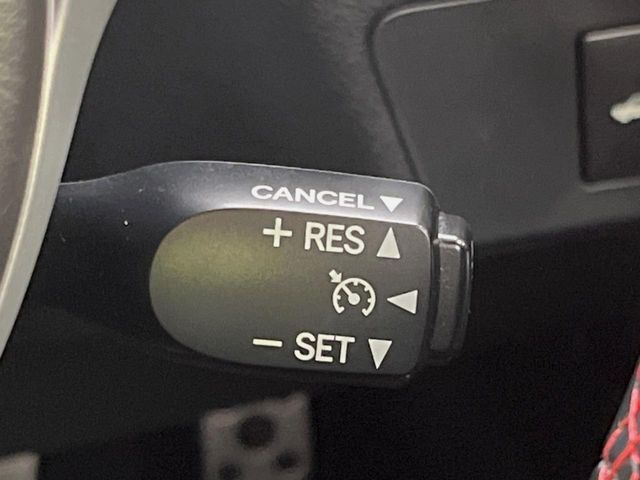 【クルーズコントロール】高速道路もラクラク走行。アクセルを離しても一定速度で走行ができ、長距離運転時の負担を軽減!加速・減速も簡単なスイッチ操作で調整できます。