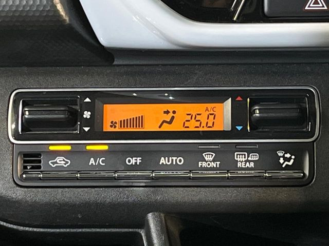 【オートエアコン】一度お好みの温度に設定すれば、車内の温度を検知し風量や温度を自動で調整。暑い&hellip;寒い&hellip;と何度もスイッチ操作をする必要はありません。快適な車内空間には必須の機能ですね♪