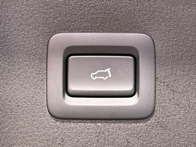 【パワーバックドア】スマートキーや運転席のボタンを押すだけでリアゲートが自動で開閉します!荷物を持っている時や、高い位置にあるバックドアを閉める際に便利な機能です♪