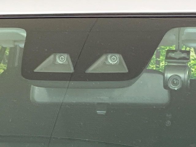 【スマートアシスト】走行中に前方の車両等を認識し、衝突しそうな時は警報とブレーキで衝突回避と被害軽減をアシスト。より安全にドライブをお楽しみいただけます。