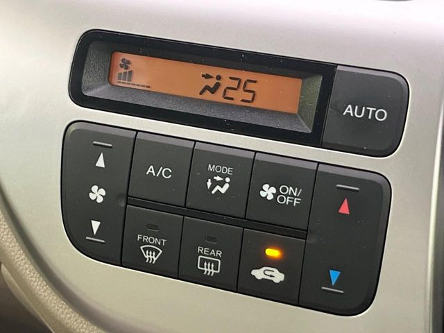 【オートエアコン】一度お好みの温度に設定すれば、車内の温度を検知し風量や温度を自動で調整。暑い&hellip;寒い&hellip;と何度もスイッチ操作をする必要はありません。快適な車内空間には必須の機能ですね♪
