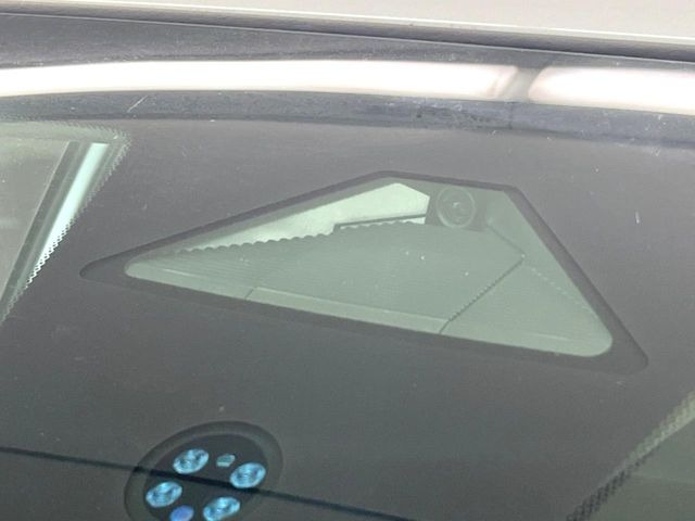 【ホンダセンシング】走行中に前方の車両等を認識し、衝突しそうな時は警報とブレーキで衝突回避と被害軽減をアシスト。より安全にドライブをお楽しみいただけます。
