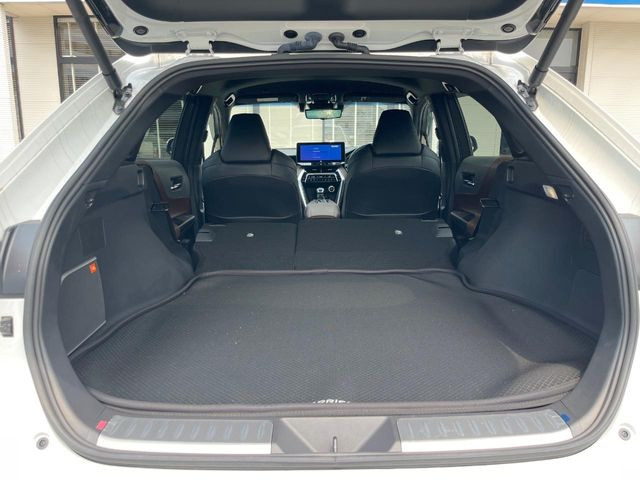 積み下ろしのしやすいデッキにはたっぷりと荷物を積み込んでいただけます。遊びから仕事まで、様々なシーンで頼れます♪