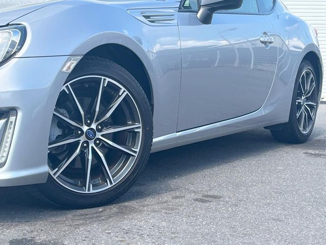 �y����17�C���`�A���~�z�C�[���z�O�ςɃ}�b�`���������A���~�z�C�[���𑕒����Ă���܂��B�e��ЊO�A���~�z�C�[����A�X�^�b�h���X�^�C�����戵�����Ă���܂��B���񂲑��k����������