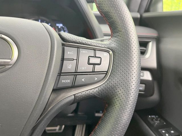 【レーダークルーズコントロール】高速道路での長距離走行が楽に!!自動で速度を保つクルーズコントロールが、衝突軽減システムと連携し、前方の車両を感知して車間を保つように速度調節してくれます!!